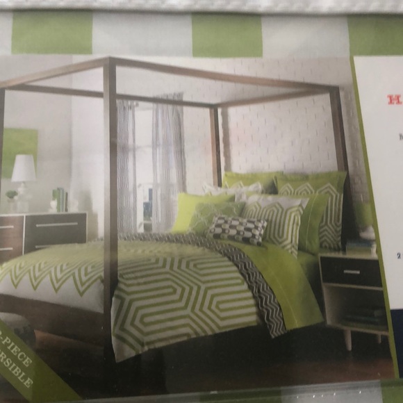 New Reversible duvet set (full/queen) - Picture 2 of 3